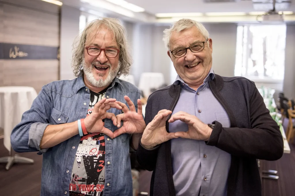 Teilnehmer Netzwerkevent und Gründer Siegfried Frühwirt zeigen Herz mit Händen - gemba