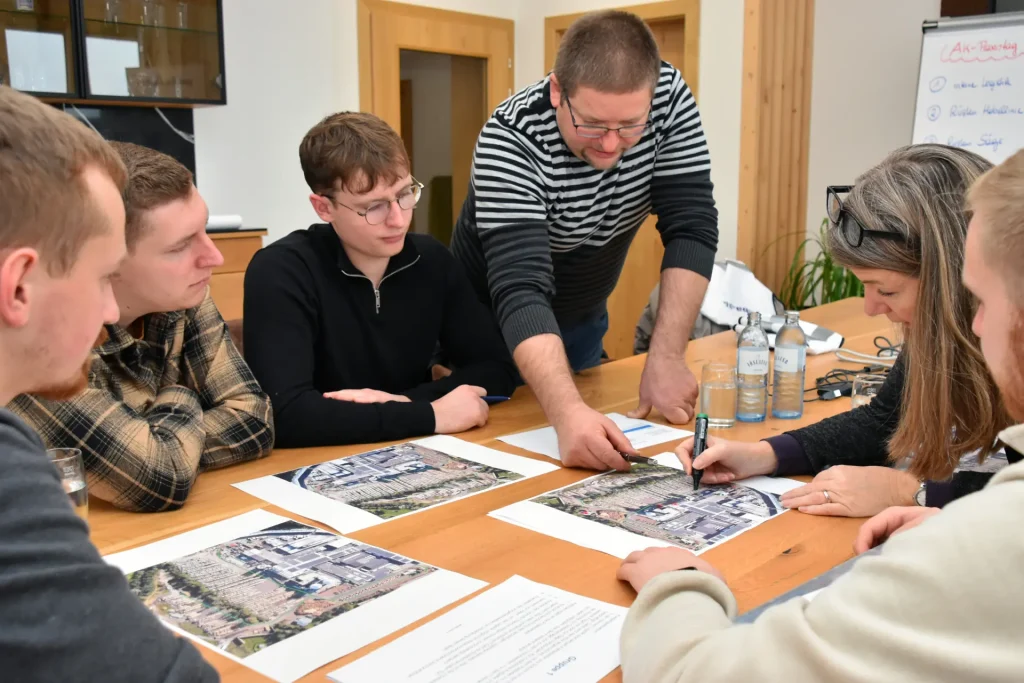 Teilnehmende und Trainerin in einer Gruppenarbeit bei gemba.akademie Training