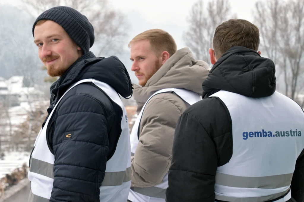 3 Teilnehmer der gemba.akademie mit Sicherheitsweste