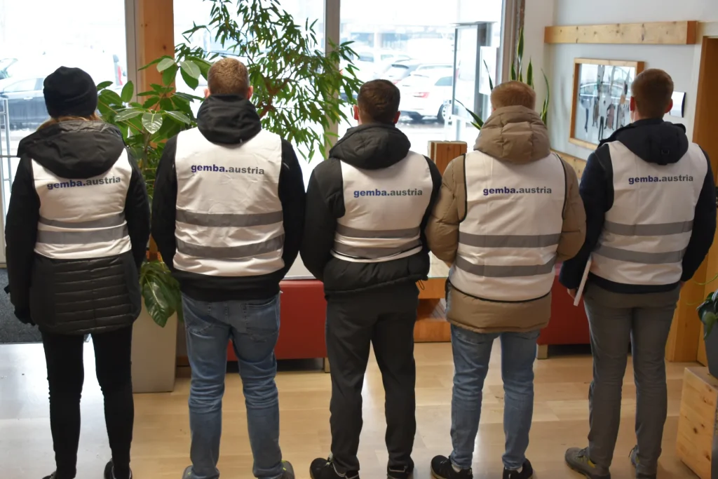 Gruppenfoto Teilnehmer von gemba.akademie mit Sicherheitsweste von hinten