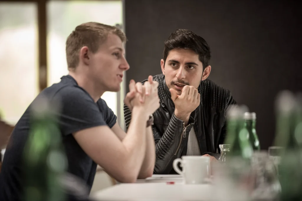 Zwei Männer reden im Training gemba.coach miteinander