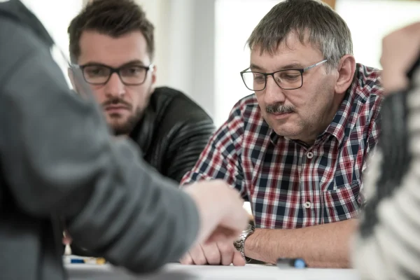 Teilnehmer machen Gruppenarbeit bei gemba Workshop